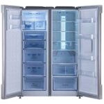 نمای نزدیک از آبسردکن و صفحه نمایش دیجیتال لمسی روی درب یخچال دوقلو دیپوینت