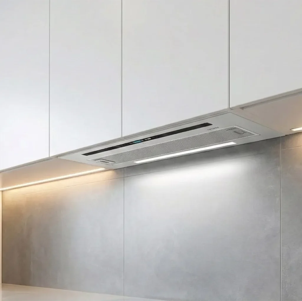 نمای روبرو از هود توکار استیل تایسز مدل TH-2104 نصب شده در کابینت