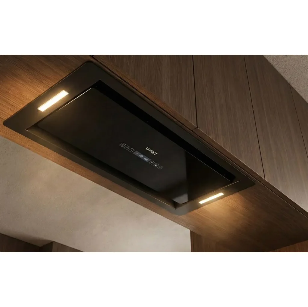 نمای روبرو از هود توکار مشکی تایسز مدل TO-2106 نصب شده در کابینت