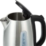 نمای روبرو از کتری برقی استیل بلک اندیکر (Black & Decker) مدل JC450 روی پایه