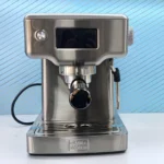 نمای روبرو از اسپرسوساز بلک کوکر مدل BC-001CM با بدنه استیل و پرتافیلتر